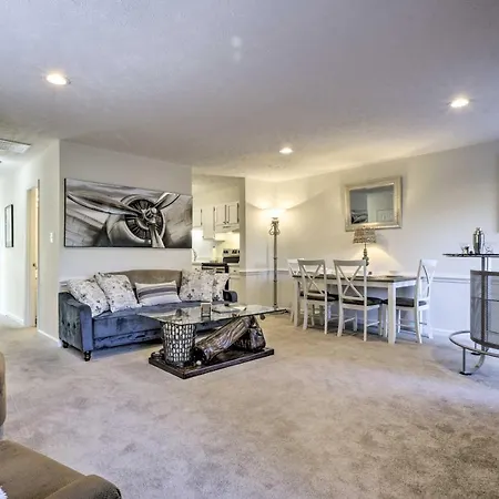 Modern Townhome With Deck And Golf Course Views!